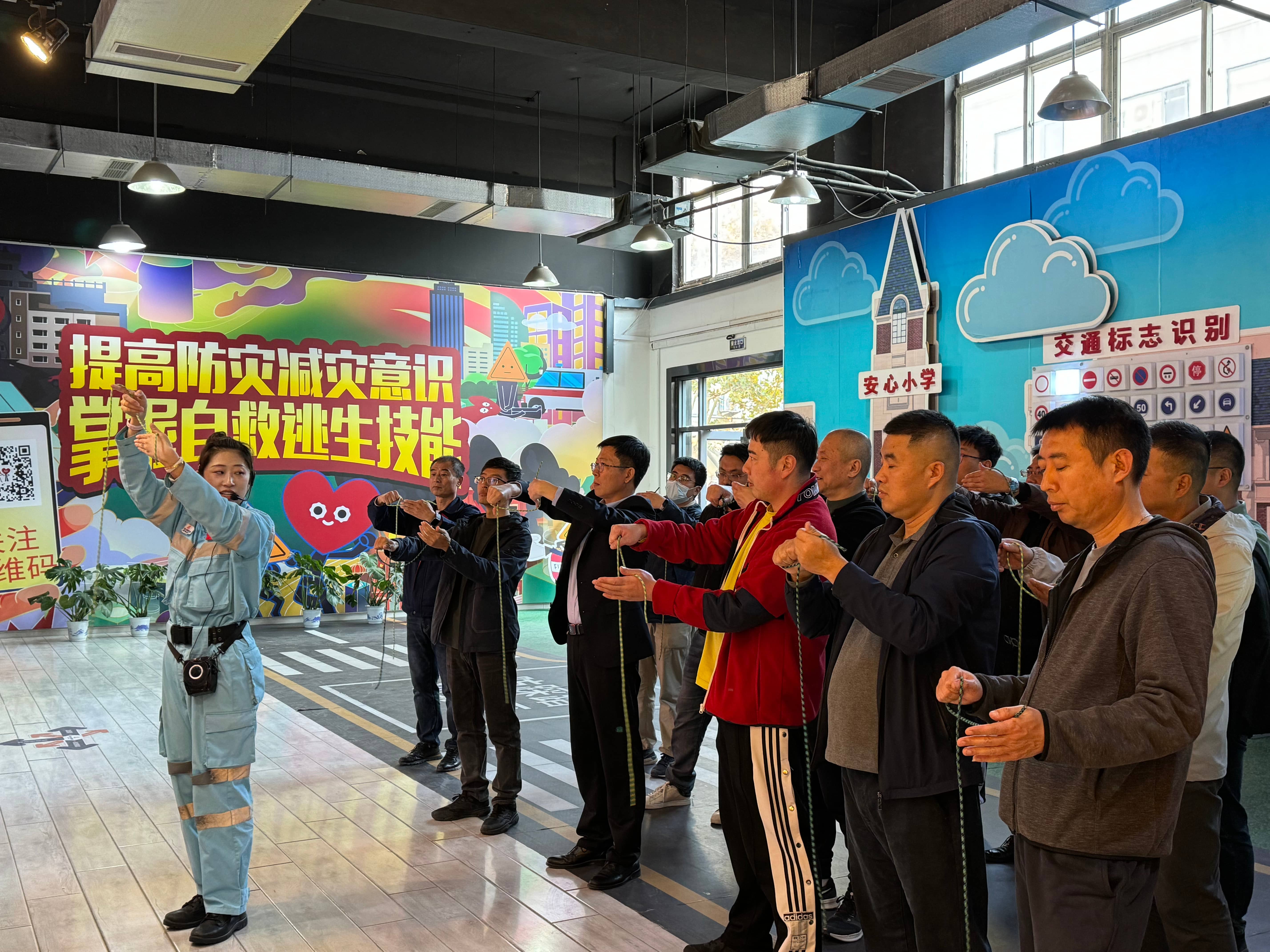 集團(tuán)公司組織開展安全應(yīng)急體驗培訓(xùn)(1).jpg