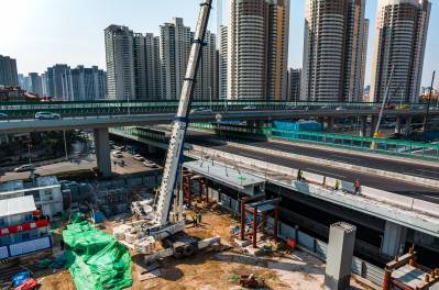 山東路-鞍山路東北象限連接匝道及地下停車(chē)場(chǎng)工程順利完成首跨鋼箱梁架設(shè)
